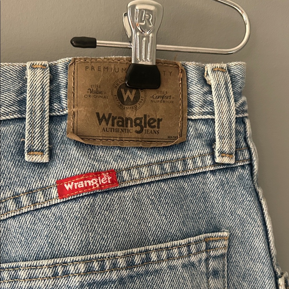 Wrangler Men's Straight Jeans in Light Blue Wash - Picture 5 of 6